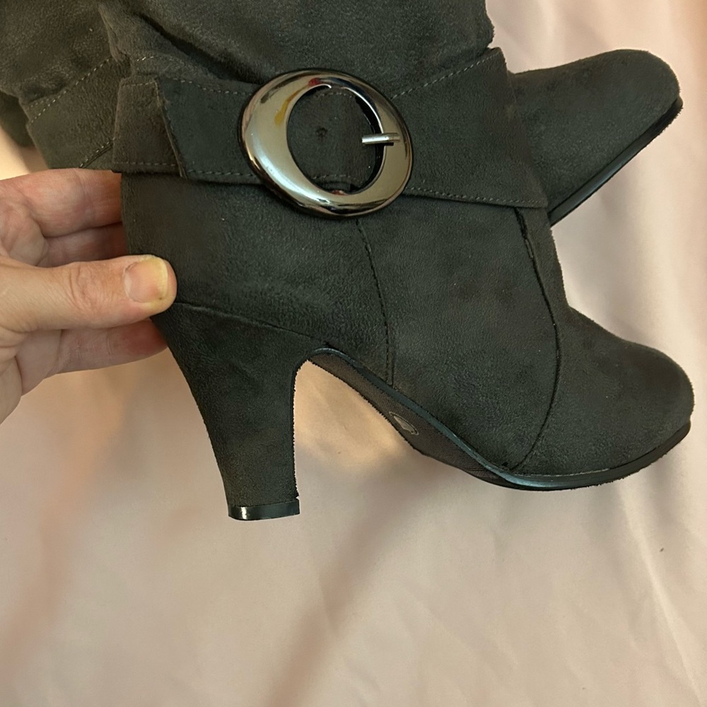 Woman’s knee high grey boots - Picture 15 of 15
